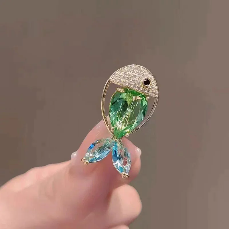 Men'S Accessories Trends 2025 - Exquisite kleine Fisch-Brosche für Männer und
